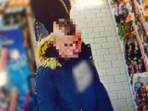 Mężczyzna w trakcie kradzieży w sklepie