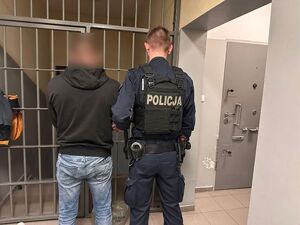 Zatrzymany mężczyzna z policjantem