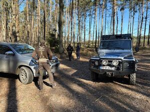 Policjanci wraz ze strażnikami leśnymi na wspólnych działaniach w lesie