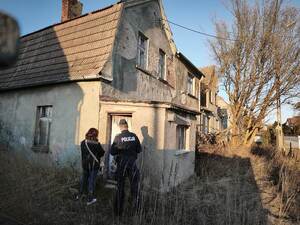 Dzielnicowi w trakcie kontroli przebywania osób bezdomnych