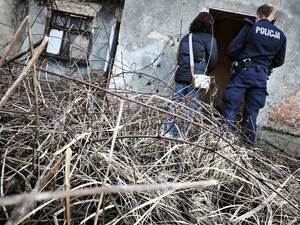 Dzielnicowi w trakcie kontroli przebywania osób bezdomnych