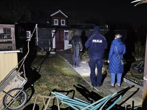 Dzielnicowi w trakcie kontroli przebywania osób bezdomnych