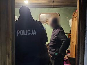 Dzielnicowi w trakcie kontroli przebywania osób bezdomnych
