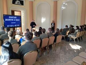 Spotkanie dotyczące naboru do Policji z tegorocznymi maturzystami z milickiego Technikum Leśnego