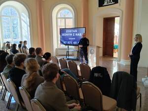 Spotkanie dotyczące naboru do Policji z tegorocznymi maturzystami z milickiego Technikum Leśnego