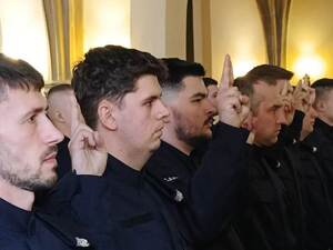 Policjanci w trakcie uroczystego ślubowania