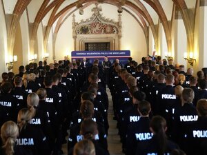 Policjanci w trakcie uroczystego ślubowania