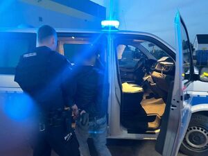 Policjant z zatrzymanym sprawcą kradzieży alkoholu