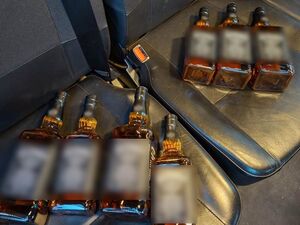 Odzyskane butelki alkoholu pochodzące z kradzieży sklepowej