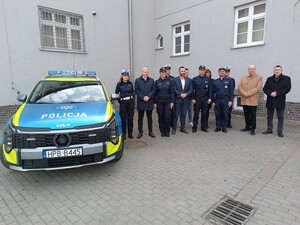 Samorządowcy przekazali milickim policjantom kluczyki od nowego radiowozu