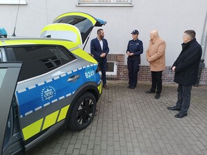 Zaproszeni goście oglądają nowy radiowóz