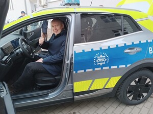 Zaproszeni goście oglądają nowy radiowóz