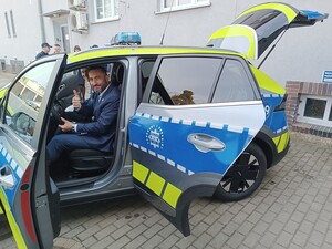 Zaproszeni goście oglądają nowy radiowóz