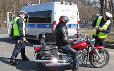 Zdjęcie poglądowe - policjanci w trakcie kontroli motocyklisty