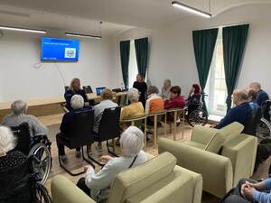 Spotkanie policjantki z seniorami w Krośnicach