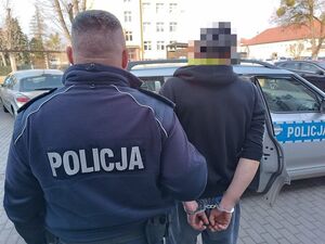 Policjant z zatrzymanym mężczyzną