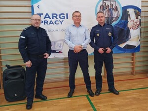 Policjanci z dyrektorem szkoły