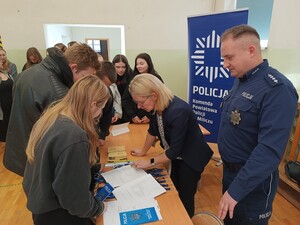 Młodzież przy policyjnym stoisku informacyjnym
