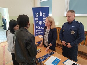 Młodzież przy policyjnym stoisku informacyjnym