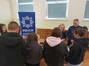 Młodzież przy policyjnym stoisku informacyjnym