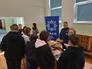 Młodzież przy policyjnym stoisku informacyjnym