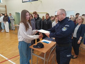 Młodzież przy policyjnym stoisku informacyjnym