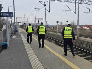 Miliccy policjanci wraz z funkcjonariuszami Straży Ochrony Kolei patrolowali okoliczne obszary kolejowe