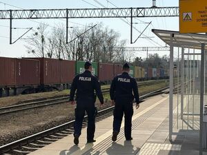 Funkcjonariusze w trakcie kontroli szlaku kolejowego
