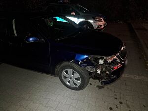 Nocne wojaże nietrzeźwego 18-latka zakończone rozbiciem Skody na sklepowym stojaku rowerowym