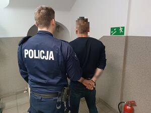 Policjant z zatrzymanym włamywaczem