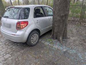 Uszkodzony samochód z wybitą szybą