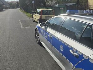 Radiowóz obok samochodu, którym kierował nietrzewźy mężczyzna