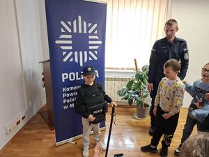 Przedszkolaki w trakcie wizyty w Komendzie Powiatowej Policji w Miliczu