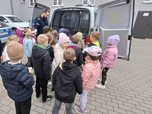 Przedszkolaki w trakcie wizyty w Komendzie Powiatowej Policji w Miliczu