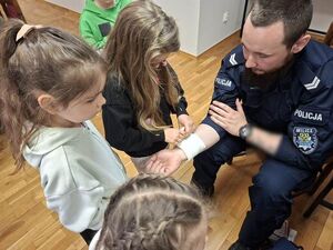 Przedszkolaki w trakcie wizyty w Komendzie Powiatowej Policji w Miliczu