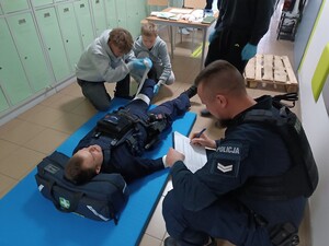 Uczestnicy turnieju w trakcie zadań dotyczących udzielania pomocy przedmedycznej
