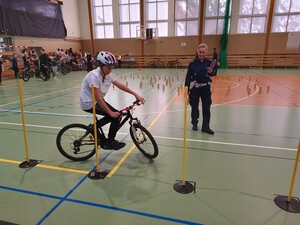 Uczestnicy turnieju w trakcie pokonywania toru przeszkód