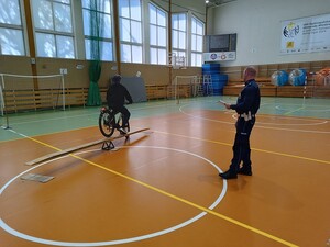 Uczestnicy turnieju w trakcie zadań dotyczących udzielania pomocy przedmedycznej