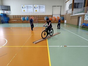 Uczestnicy turnieju w trakcie zadań dotyczących udzielania pomocy przedmedycznej