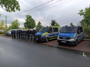Policjanci w trakcie zabezpieczenia sobotniego meczu piłki nożnej w Sułowie