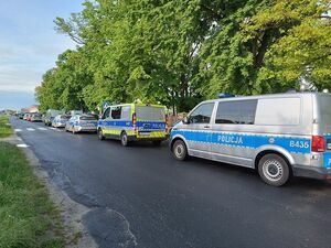 Policjanci w trakcie zabezpieczenia sobotniego meczu piłki nożnej w Sułowie