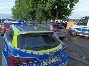 Policjanci w trakcie zabezpieczenia sobotniego meczu piłki nożnej w Sułowie