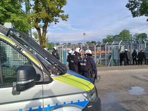 Policjanci w trakcie zabezpieczenia sobotniego meczu piłki nożnej w Sułowie