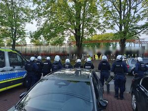 Policjanci w trakcie zabezpieczenia sobotniego meczu piłki nożnej w Sułowie