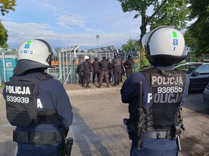 Policjanci w trakcie zabezpieczenia sobotniego meczu piłki nożnej w Sułowie