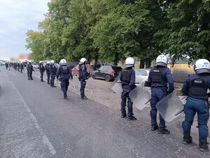 Policjanci w trakcie zabezpieczenia sobotniego meczu piłki nożnej w Sułowie
