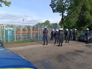 Policjanci w trakcie zabezpieczenia sobotniego meczu piłki nożnej w Sułowie