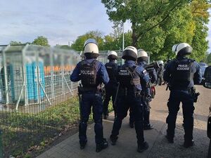 Policjanci w trakcie zabezpieczenia sobotniego meczu piłki nożnej w Sułowie