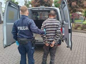 Policjant z zatrzymanym mężczyzną