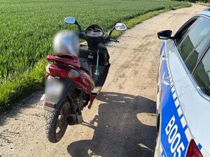 Motorower obok policyjnego radiowozu